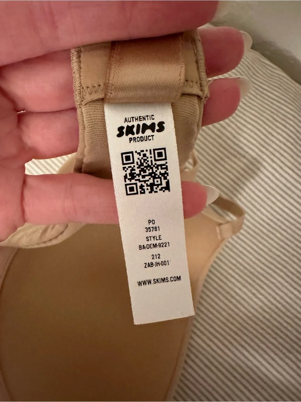 SKIMS Fits Everybody T-shirt Bra - Picture 6 of 6